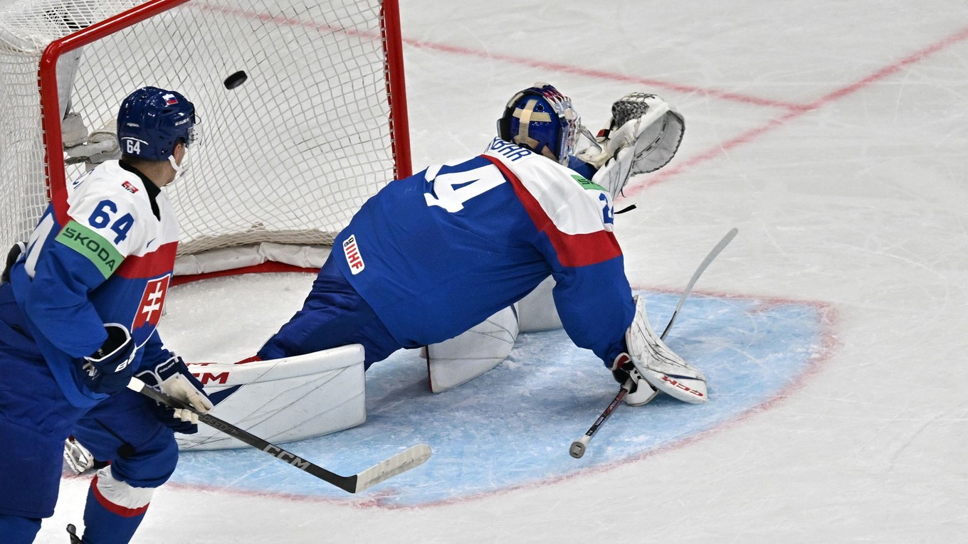 Patrik Koch a brankár Patrik Rybár po inkasovanom góle v zápase Slovensko - Švédsko v skupine A na MS v hokeji 2025.
