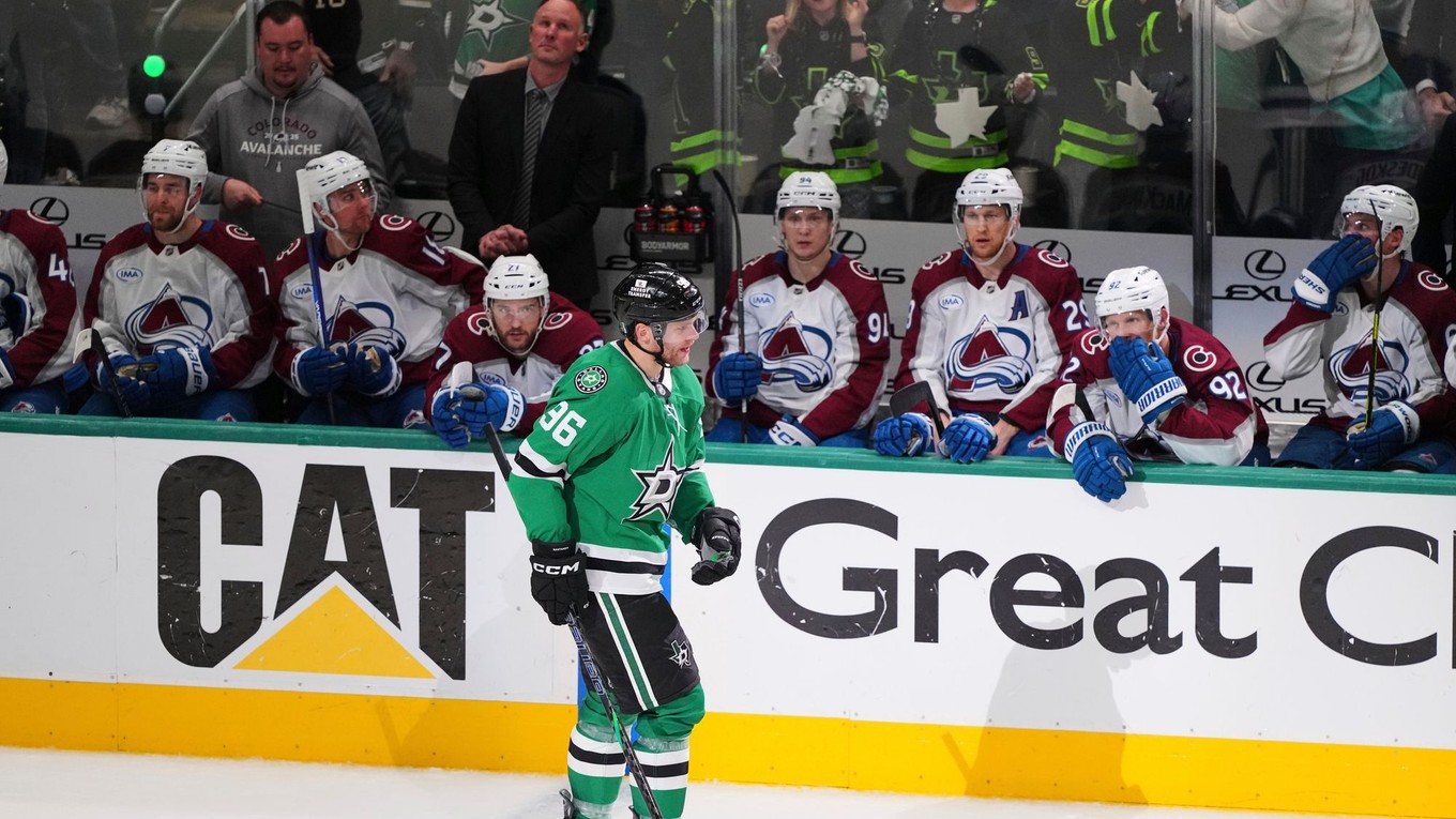 Mikko Rantanen prechádza po strelenom góle v drese Dallas Stars  okolo lavičky Colorado Avalanche v 7. zápase 1. kola play-off NHL.