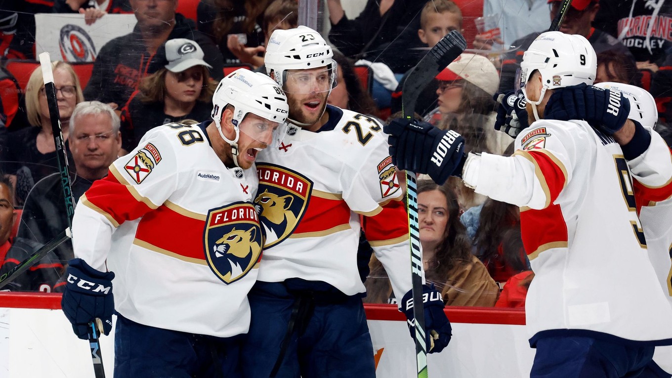 Carter Verhaeghe (v strede), Nate Schmidt (vľavo) a Sam Bennett sa tešia po strelenom góle v zápase Carolina Hurricanes - Florida Panthers v 2. finále Východnej konferencie v play-off NHL.