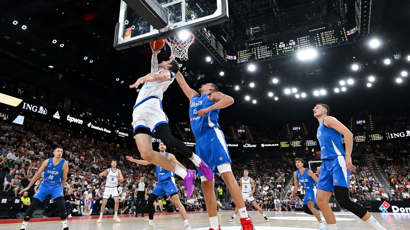 Vít Krejčí (Česko) a Nikola Jokič (Srbsko) v súboji o loptu.