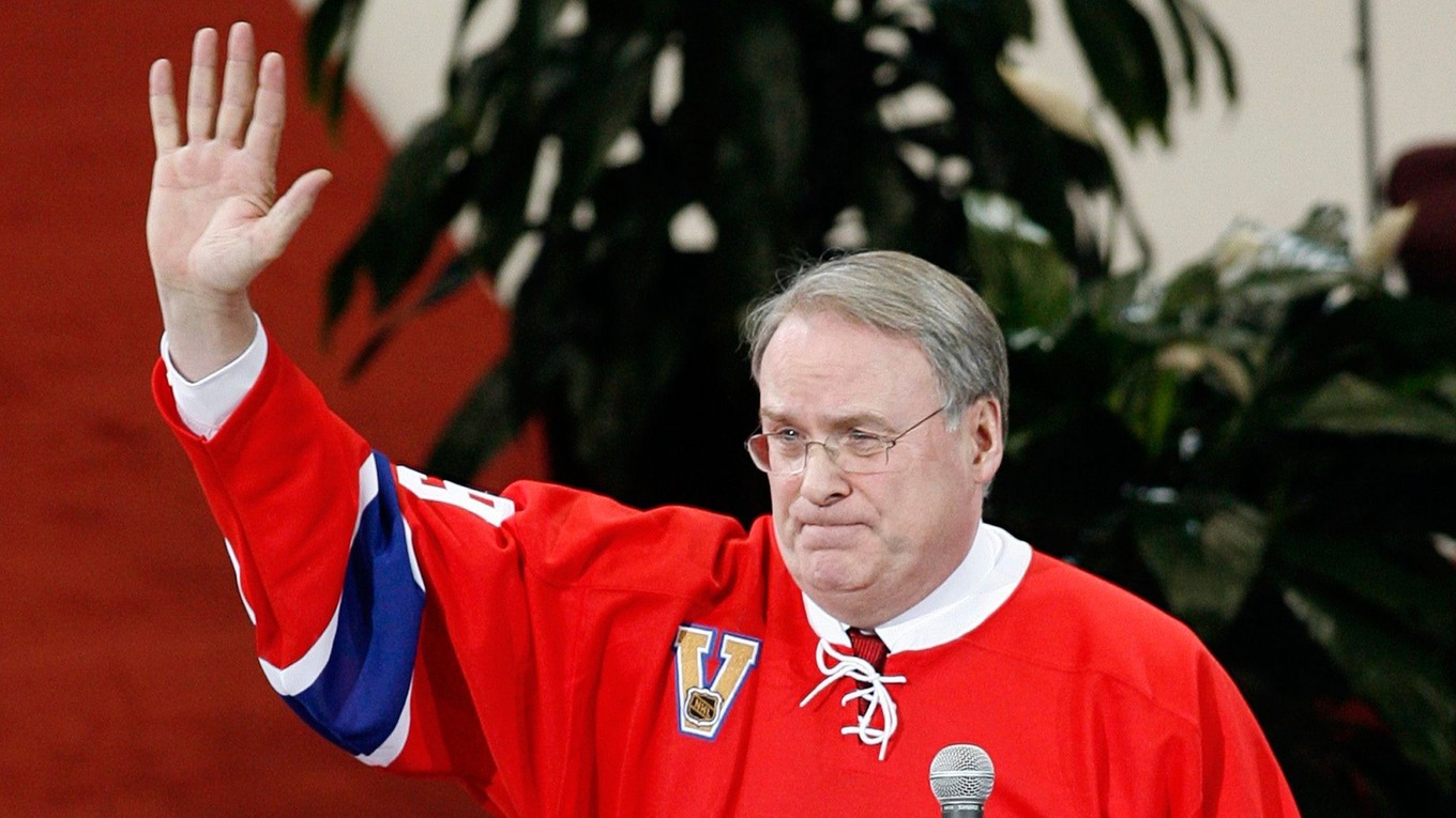 Ken Dryden máva publiku počas toho, ako vyraďujú jeho číslo.