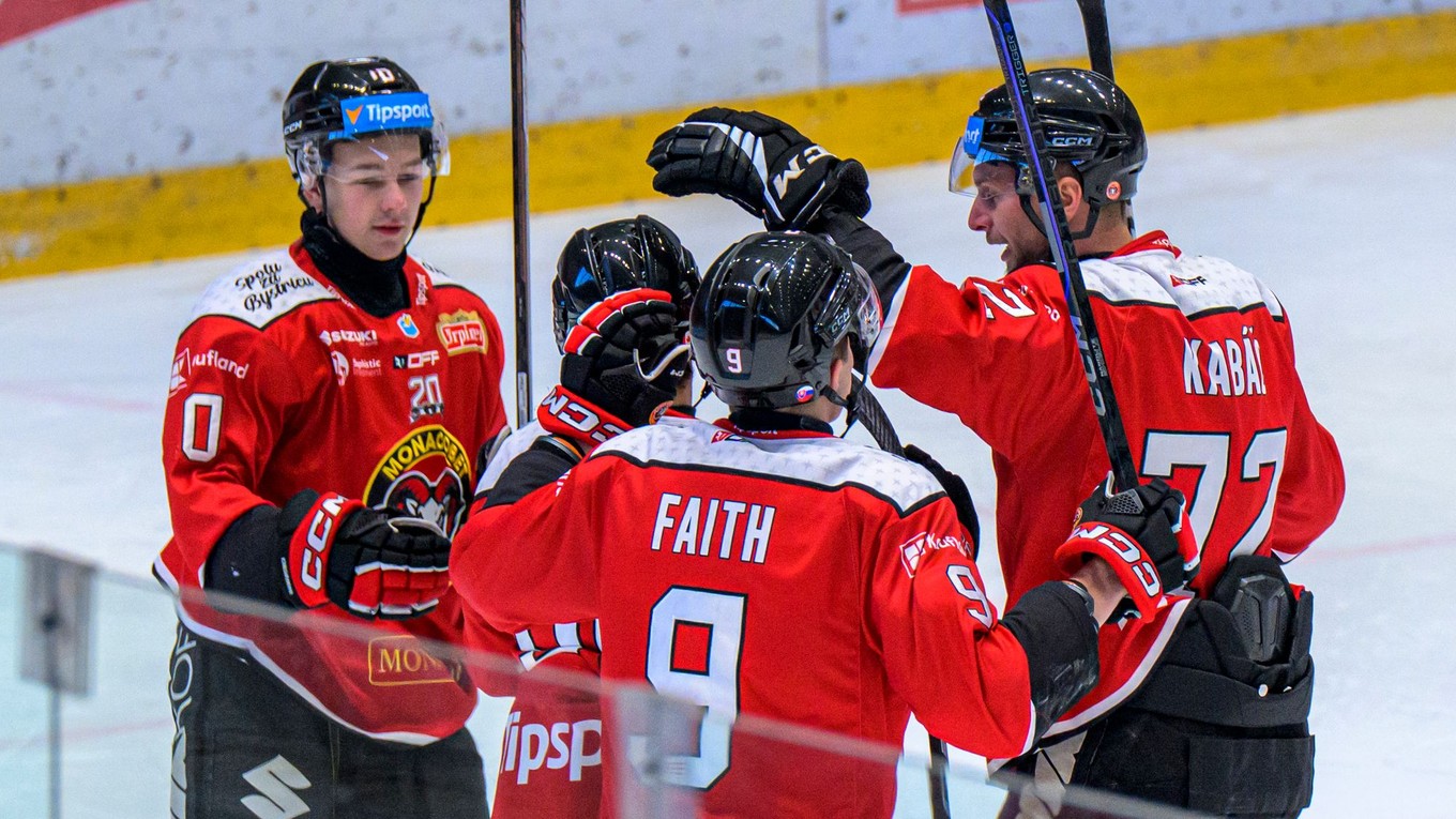 Hokejisti Banskej Bystrice sa tešia z gólu počas zápasu hokejovej Tipsport ligy.
