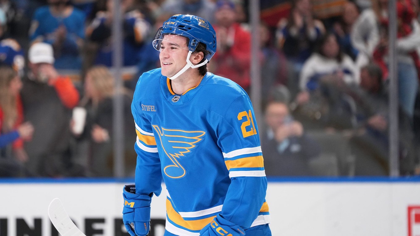 Americký útočník Jimmy Snuggerud v drese St. Louis Blues.