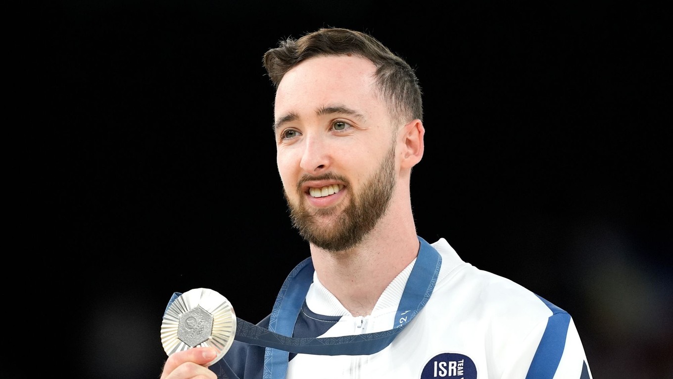 Artem Dolgopyat z Izraelu oslavuje medailu na LOH v Paríži 2024.