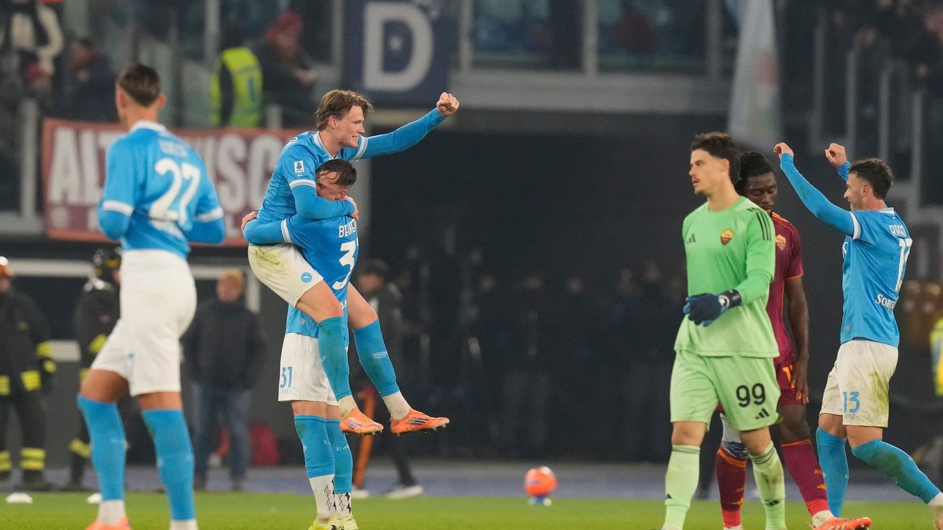 Hráči Neapola sa tešia z víťazstva.