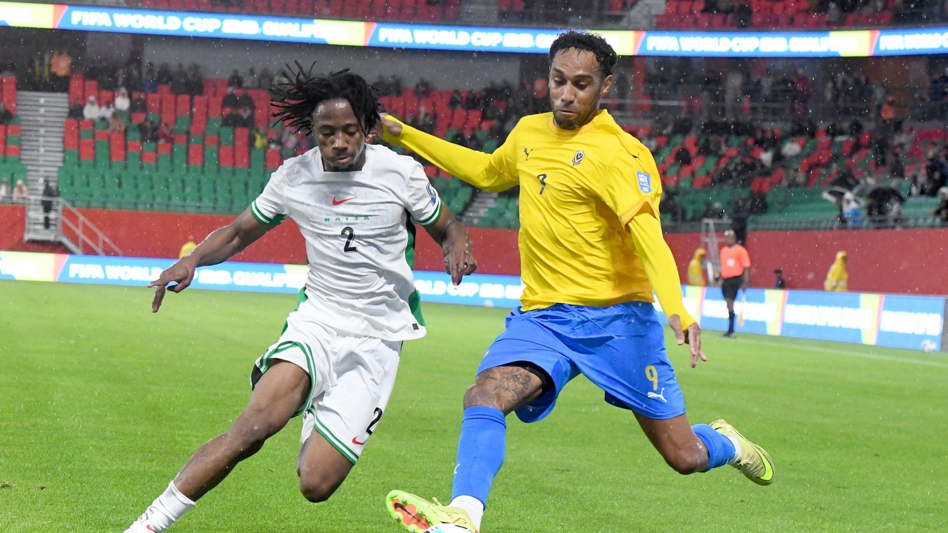 Benjamin Fredrick a Pierre-Emerick Aubameyang v zápase Nigéria - Gabon.
