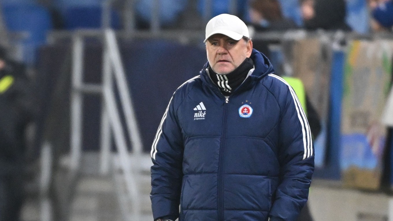 Na snímke tréner Slovana Vladimír Weiss st.