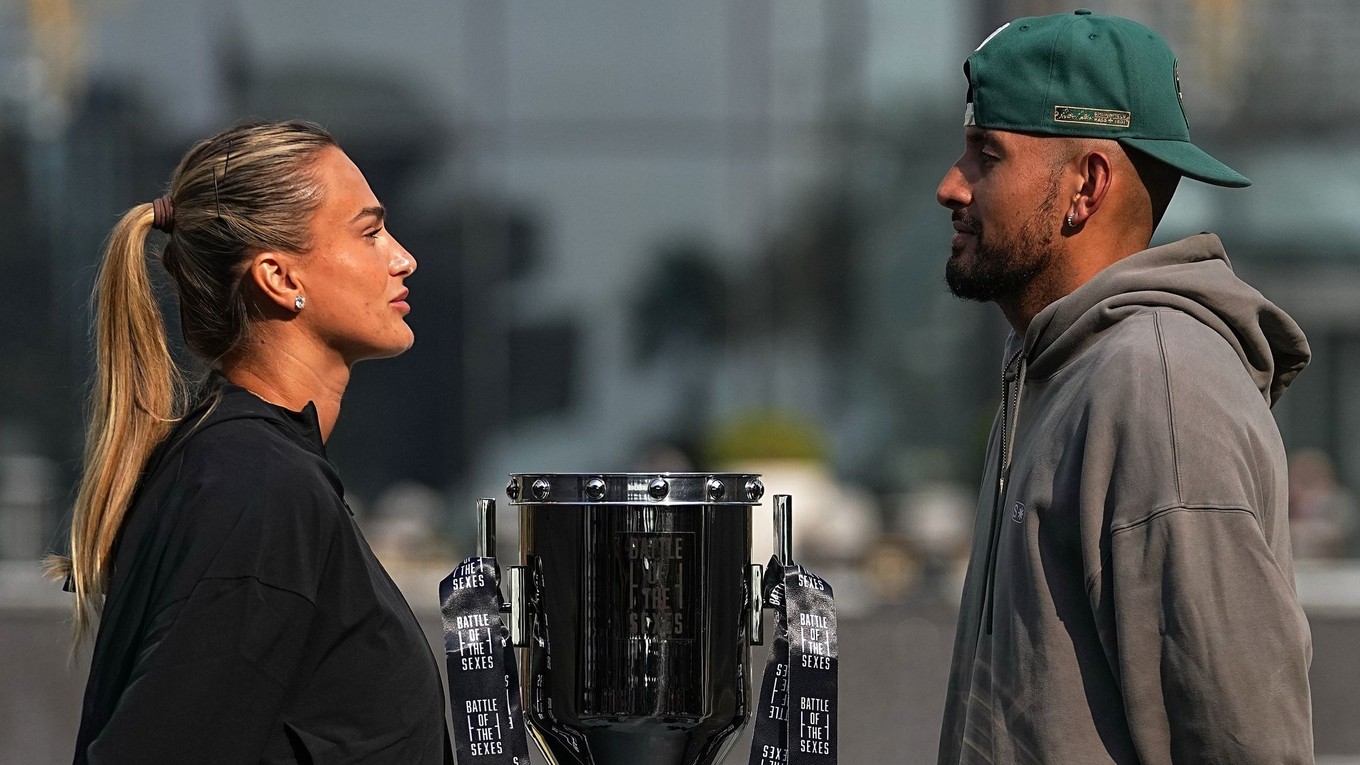 Aryna Sabalenková a Nick Kyrgios pózujú pred Súbojom pohlaví 2025.