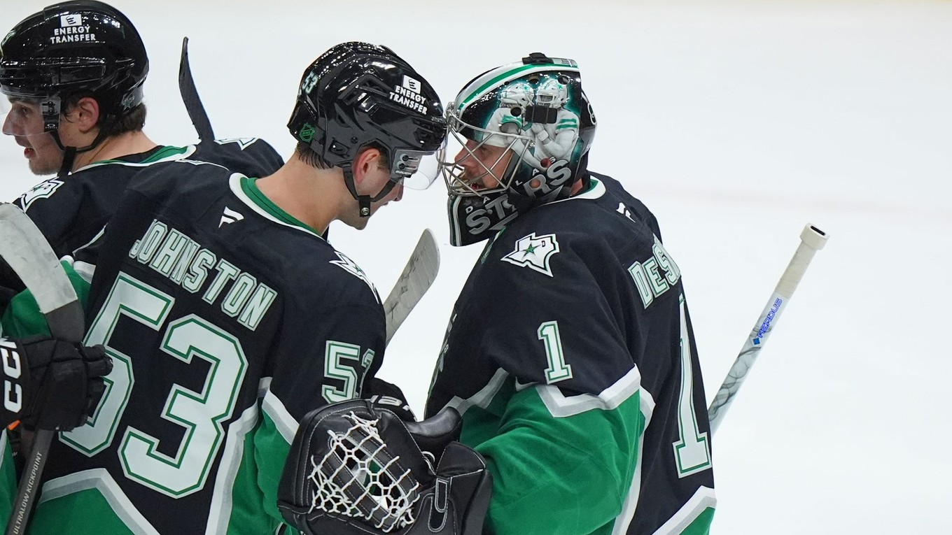 Wyatt Johnston (uprostred) a Casey Desmith si gratulujú v zápase zámorskej NHL Dallas Stars - Ottawa Senators.