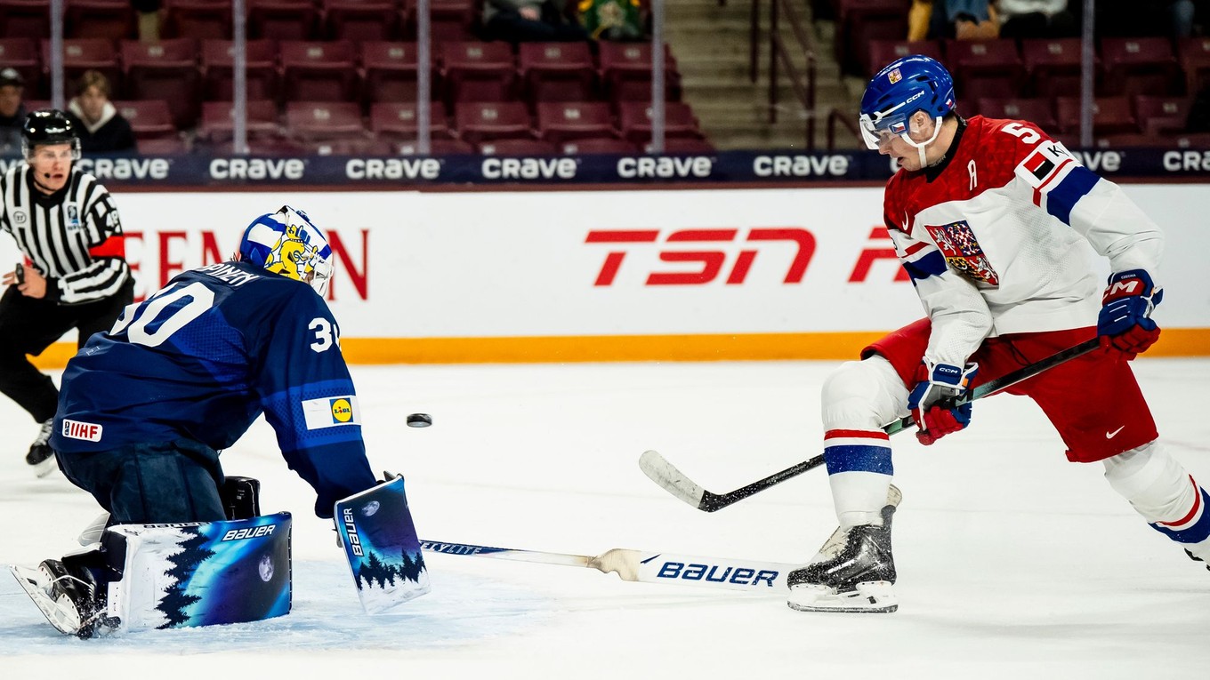 Adam Jiříček strieľa víťazný gól v zápase Česko - Fínsko na MS v hokeji U20 2026.