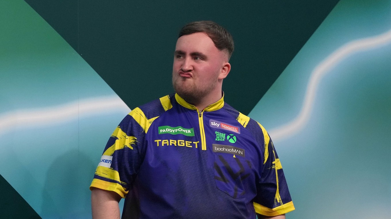 Angličan Luke Littler reaguje po víťazstve vo finálovom zápase majstrovstiev sveta v šípkach.
