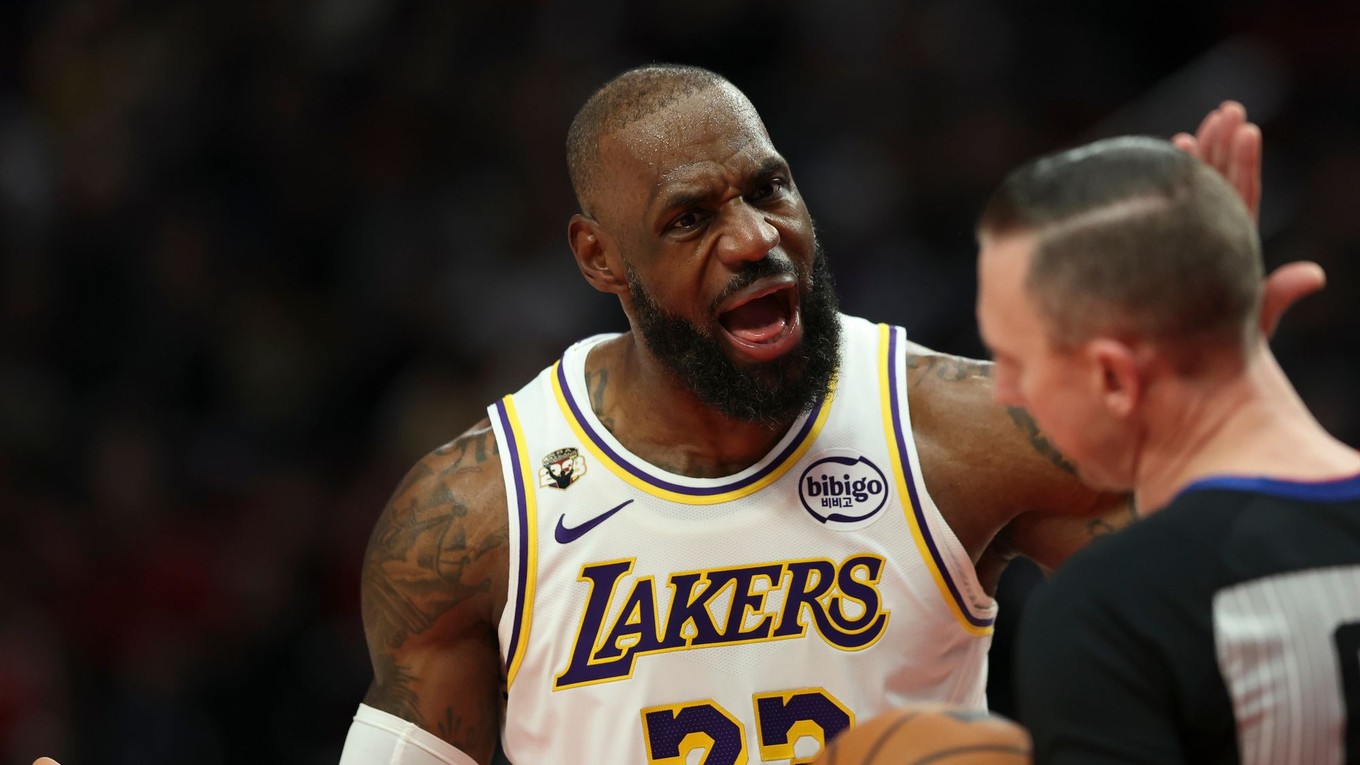 LeBron James v drese Los Angeles Lakers.