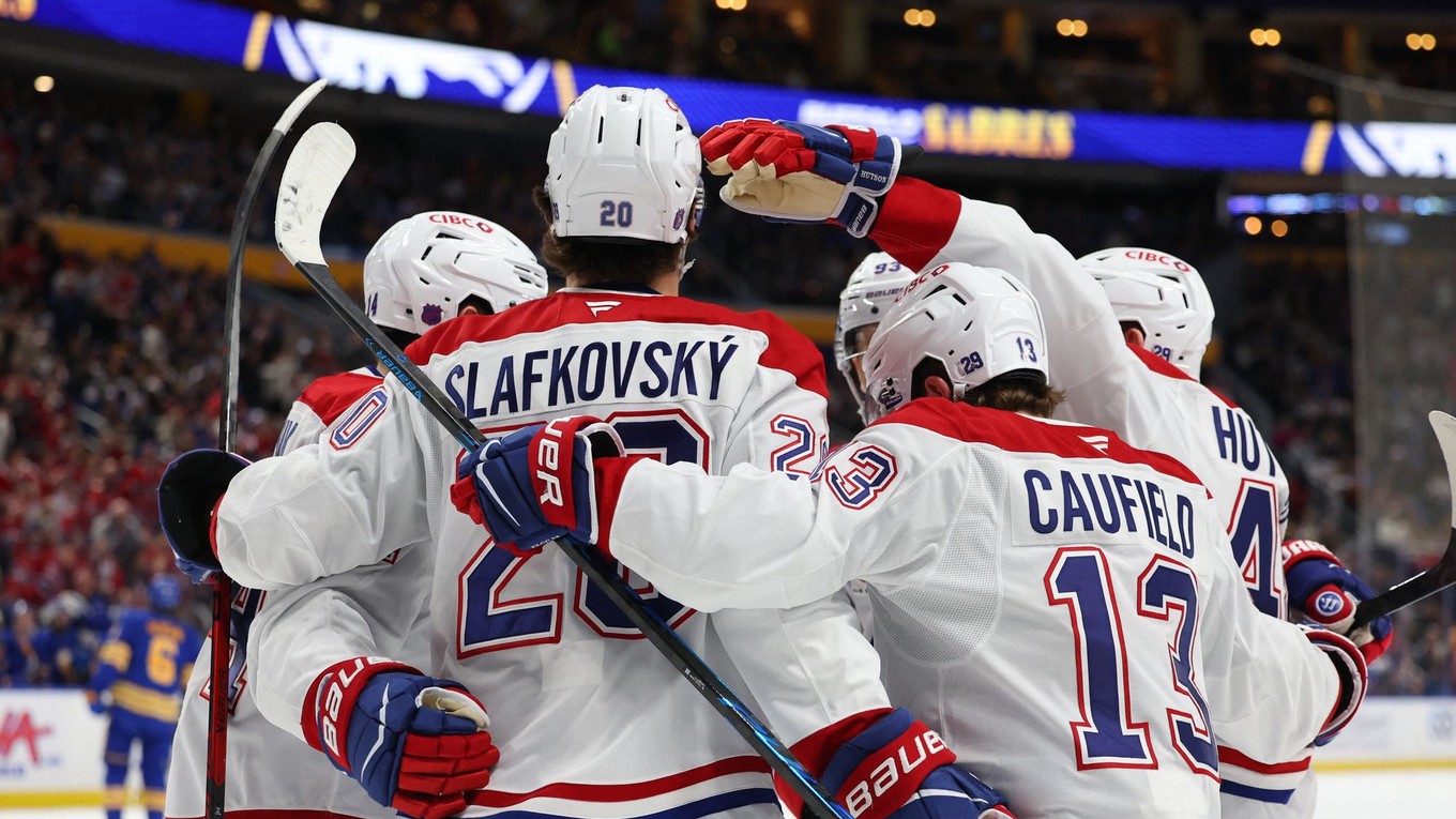 Radosť hokejistov Montrealu z gólu proti Buffalu.