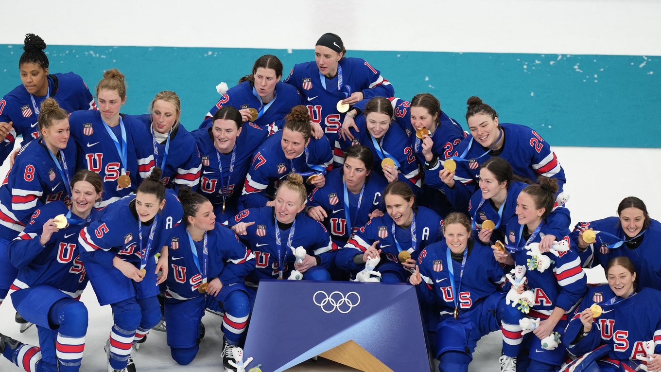 Americké hráčky pózujú so zlatými medailami po ich víťazstve nad Kanadou 2:1 po predĺžení vo finále zápasu USA - Kanada.