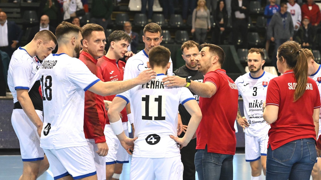 Na snímke slovenskí hádzanári po prehre prvého barážového zápasu o postup na MS 2027 Slovensko - Severné Macedónsko. 