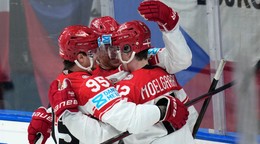 Mikkel Aagaard oslavuje gól so spoluhráčmi počas zápasu Veľká Británia - Dánsko na MS v hokeji 2024. 