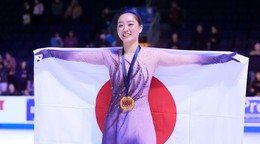 Wakaba Higučiová pózuje po triumfe na podujatí Americká korčuľa 2024.