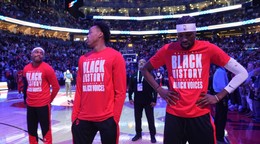 Basketbalisti Toronto Raptors počas americkej hymny.