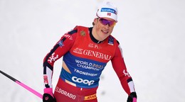 Nórsky bežec na lyžiach Johannes Hösflot Kläbo oslavuje v cieli.