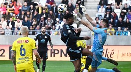 Brankár Dávid Šípoš (vpravo) a Rahim Ibrahim v zápase FC Košice - ŠK Slovan Bratislava v 1. kole skupiny o titul v Niké lige.