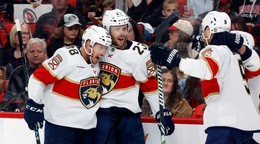 Carter Verhaeghe (v strede), Nate Schmidt (vľavo) a Sam Bennett sa tešia po strelenom góle v zápase Carolina Hurricanes - Florida Panthers v 2. finále Východnej konferencie v play-off NHL.