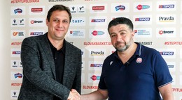 Nový tréner slovenskej basketbalovej reprezentácie Oliver Vidin (vpravo) a prezident Slovenskej basketbalovej asociácie (SBA) Michal Ondruš.