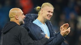 Pep Guardiola a Erling Haaland oslavujú víťazstvo nad Bournemouthom.