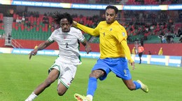 Benjamin Fredrick a Pierre-Emerick Aubameyang v zápase Nigéria - Gabon.