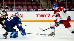 Adam Jiříček strieľa víťazný gól v zápase Česko - Fínsko na MS v hokeji U20 2026.