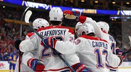 Radosť hokejistov Montrealu z gólu proti Buffalu.