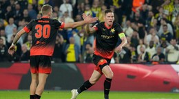 Slavia Praha oslavuje gól.
