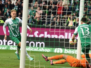Amos Pieper (vľavo) strieľa gól v zápase Werder Brémy - TSG 1899 Hoffenheim.