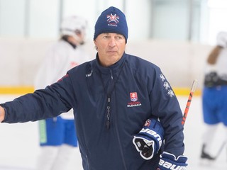 Arto Sieppi, tréner ženskej hokejovej reprezentácie.