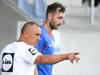 Tréner slovenskej futbalovej reprezentácie Francesco Calzona a s Norbertom Gyömbérom. 