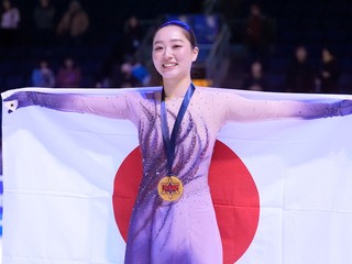 Wakaba Higučiová pózuje po triumfe na podujatí Americká korčuľa 2024.