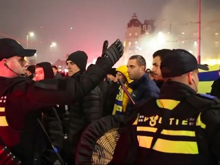 Polícia sprevádza priaznivcov Maccabi Tel Aviv do metra pred zápasom s Ajaxom Amsterdam.