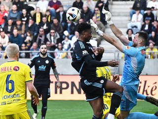 Brankár Dávid Šípoš (vpravo) a Rash Ibrahim v zápase FC Košice - ŠK Slovan Bratislava v 1. kole skupiny o titul v Niké lige.