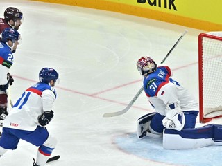 Brankár Samuel Hlavaj inkasuje gól, ktorý strieľa Haralds Egle v zápase Slovensko - Lotyšsko v skupine A na MS v hokeji 2025.