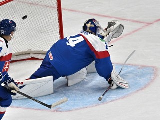 Patrik Koch a brankár Patrik Rybár po inkasovanom góle v zápase Slovensko - Švédsko v skupine A na MS v hokeji 2025.