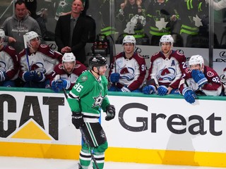 Mikko Rantanen prechádza po strelenom góle v drese Dallas Stars  okolo lavičky Colorado Avalanche v 7. zápase 1. kola play-off NHL.