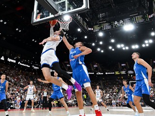 Vít Krejčí (Česko) a Nikola Jokič (Srbsko) v súboji o loptu.