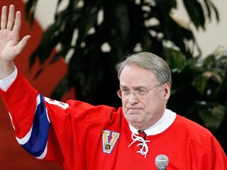 Ken Dryden máva publiku počas toho, ako vyraďujú jeho číslo.