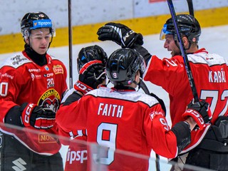 Hokejisti Banskej Bystrice sa tešia z gólu počas zápasu hokejovej Tipsport ligy.