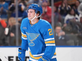 Americký útočník Jimmy Snuggerud v drese St. Louis Blues.
