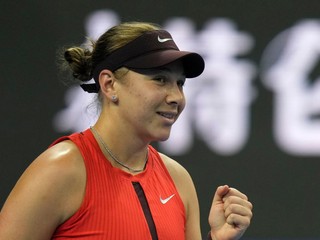 Amanda Anisimovová sa teší zo zisku prvého setu počas finálového zápasu ženskej dvojhry proti Linde Noskovej.