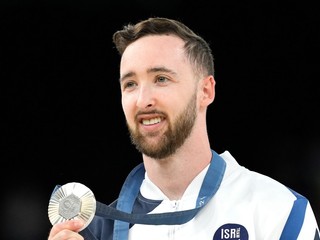 Artem Dolgopyat z Izraelu oslavuje medailu na LOH v Paríži 2024.