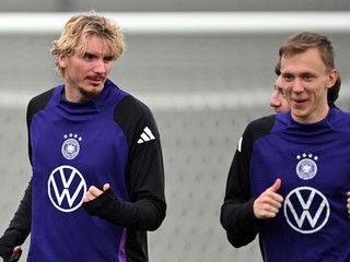 Nick Woltemade (vľavo) počas tréningu nemeckej futbalovej reprezentácie v Herzogenaurachu.