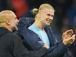 Pep Guardiola a Erling Haaland oslavujú víťazstvo nad Bournemouthom.