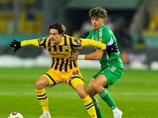 Hráč DAC Máté Tuboly a hráč Tatranu Prešov Marek Terpák bojujú o loptu v zápase 15. kola Niké ligy.