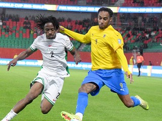 Benjamin Fredrick a Pierre-Emerick Aubameyang v zápase Nigéria - Gabon.